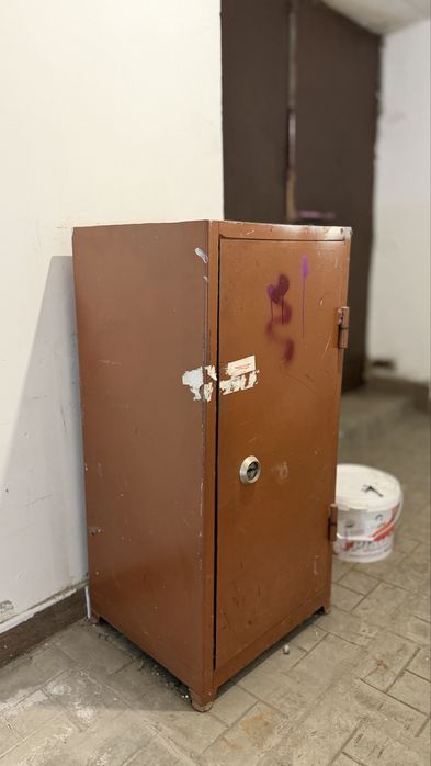 Сейф очень тяжелый