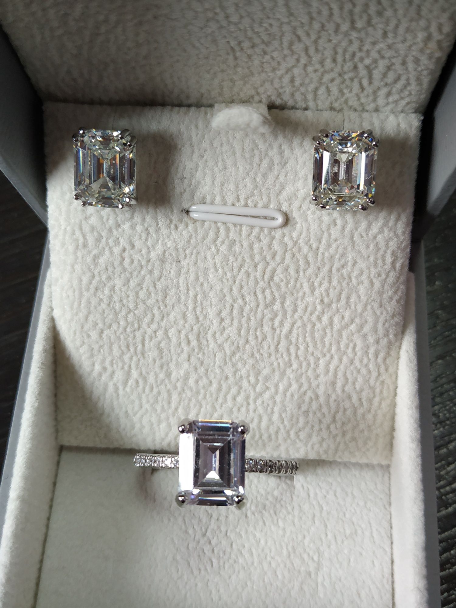 Сребърни обеци, пръстени, висулки с мойсанити /диаманти/ и сертификат
