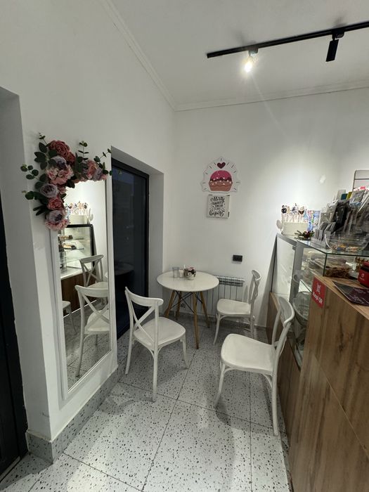 Стол стулья для кофейни и ресепшен