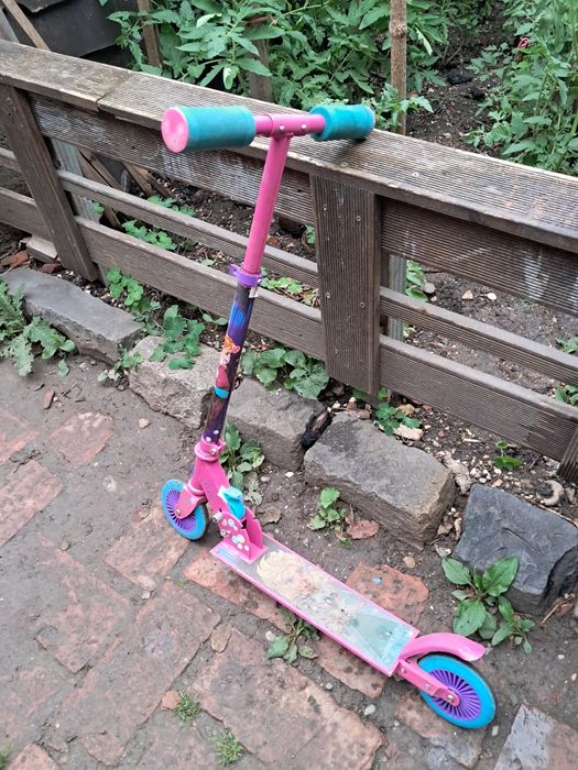 2 trotinete pentru copii (roz, albastra)