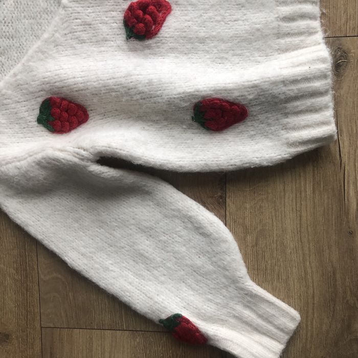 Пуловер с ягоди