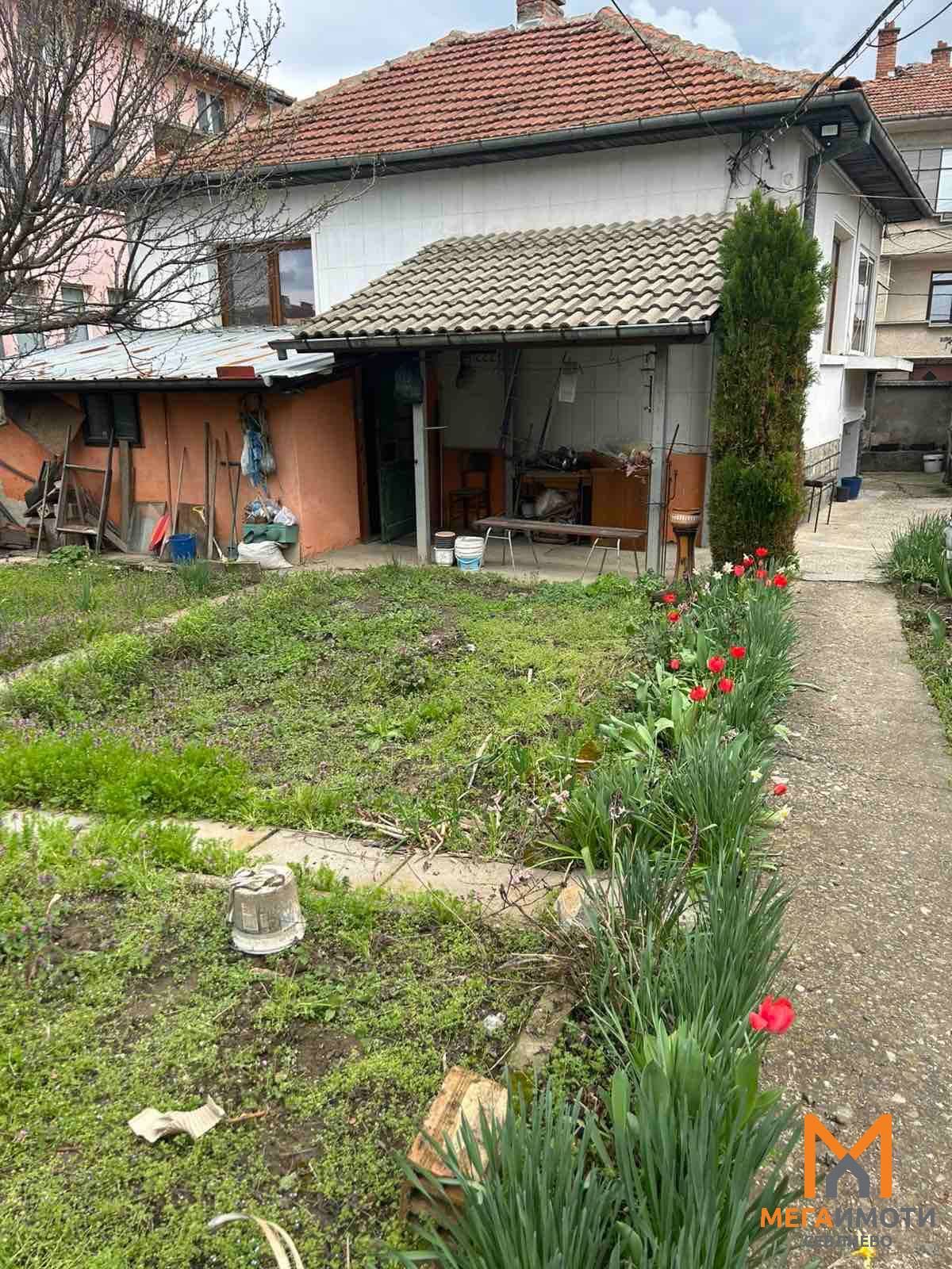 Къща за продажба - гр. Севлиево - Две къщи в един двор