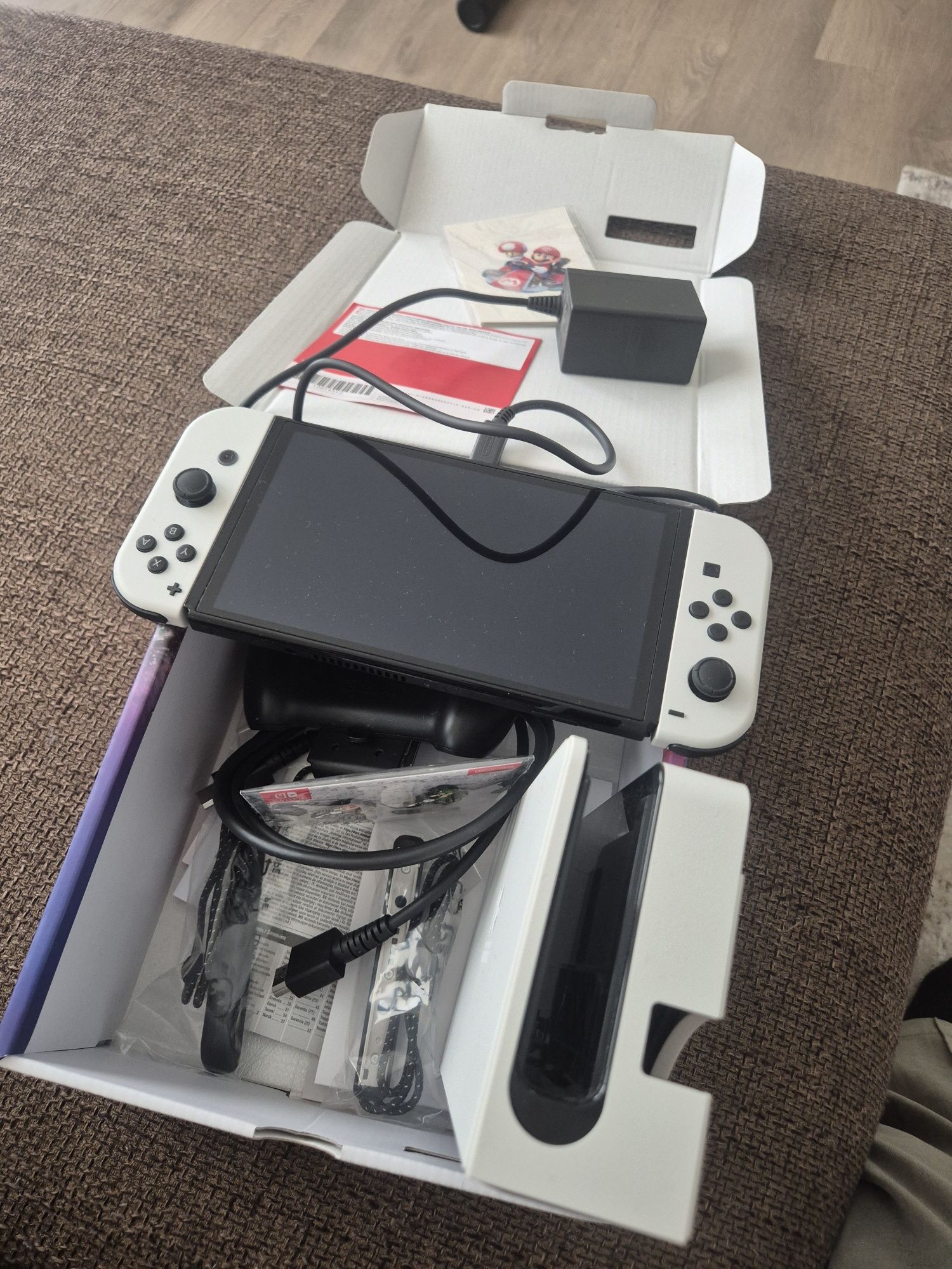 Nintendo Switch бял