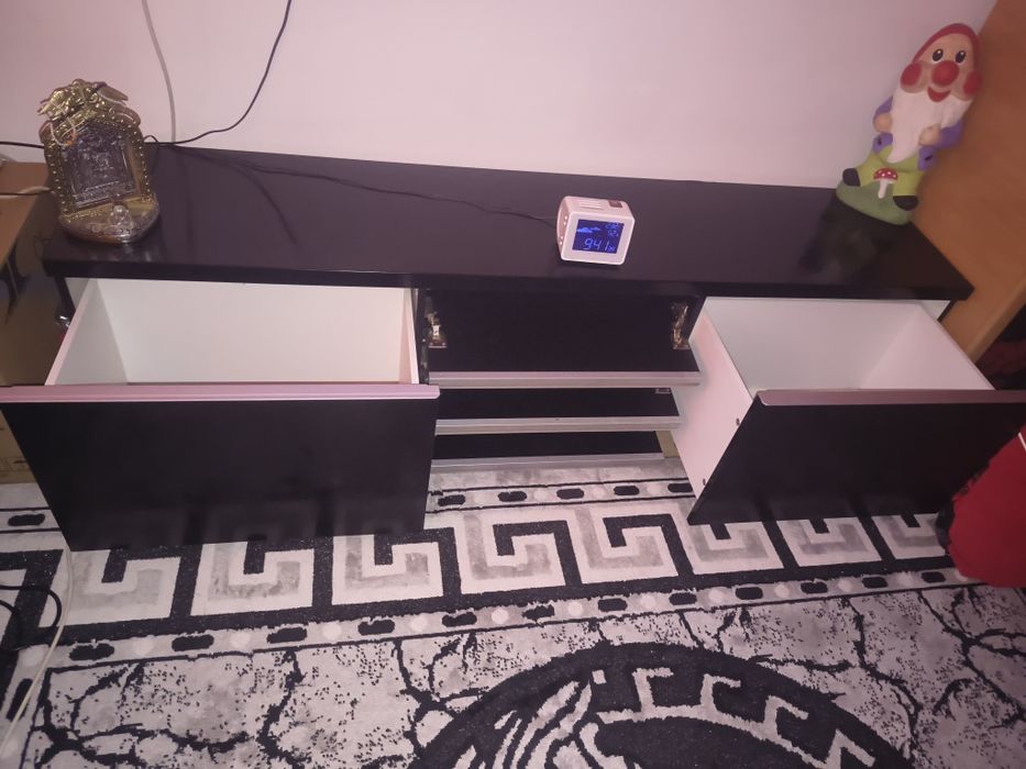 Vând comodă in stare foarte buna