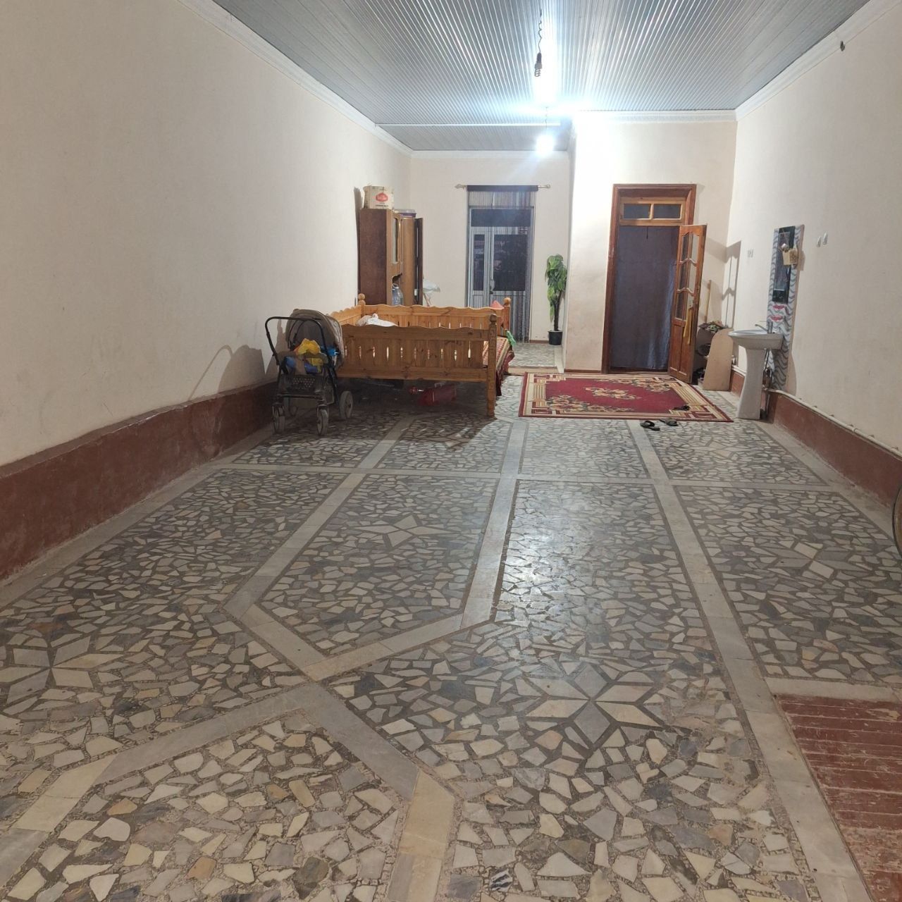Uy satiladi derlik 80% zatlati qaladi baxasi kelisimli