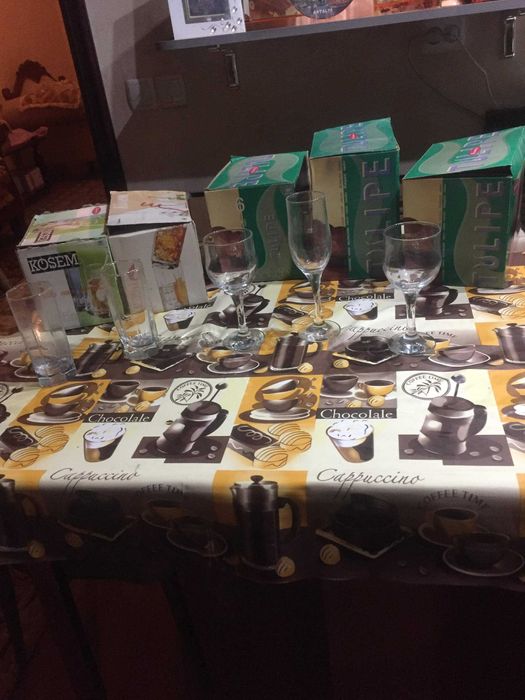 Фужеры хрустальные 12 штук, фужеры простые  18 штук и стаканы 12 штук