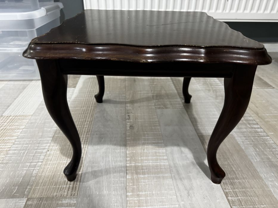 Елегантна дървена холна маса с извити крака