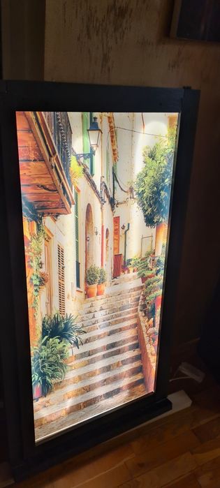 Vand fereastra falsa iluminata led strada Grecia