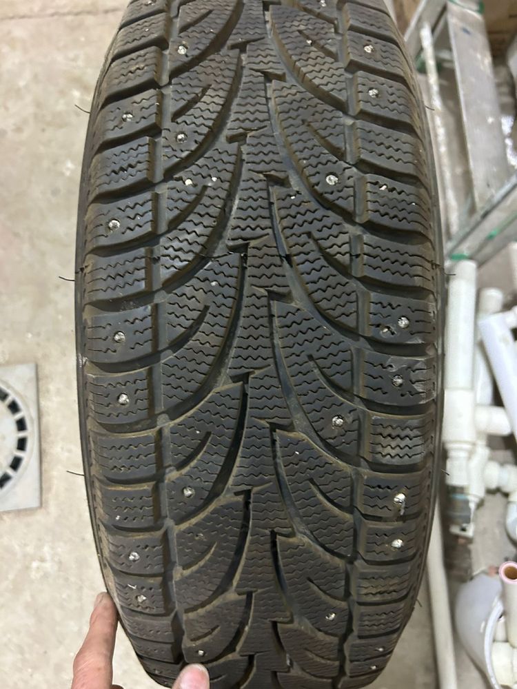 Продам зимние шипованные шины 215/70/R15C