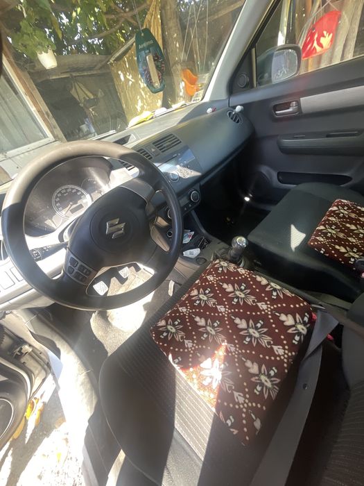 Vând suzuki SWIFT