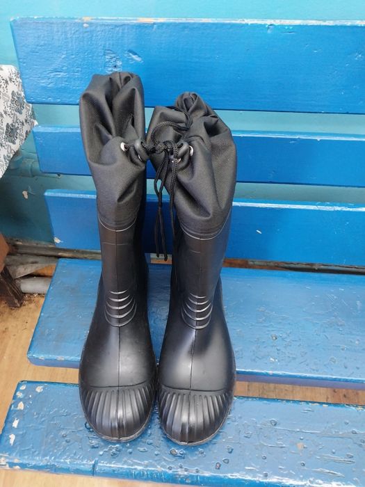 Сапоги резиновые новые в комплекте 3 вида стелек,и утеплённые носки.