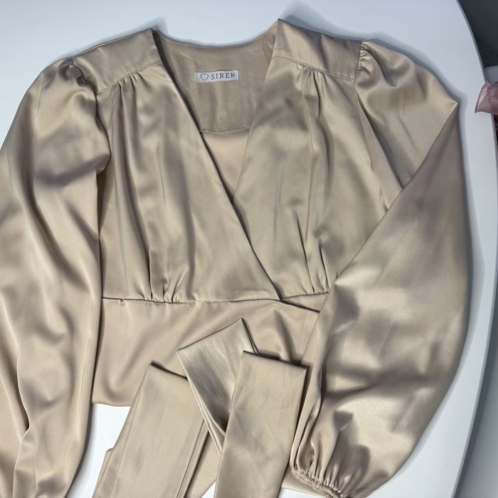 Бежевое — блузка атласная