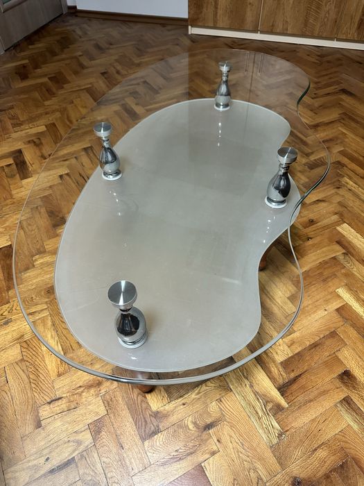 Холна стъкленa маса.