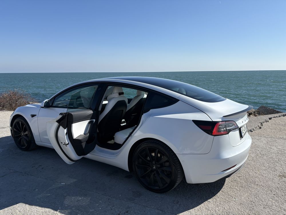 автомобил Tesla с шофьор