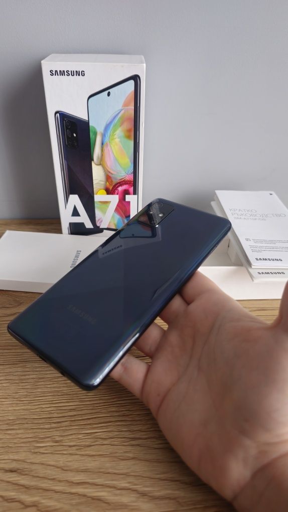 Samsung Galaxy A71 Перфектен с документи и подарък слушалки и кейс