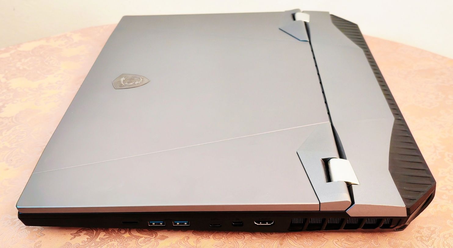 MSI TITAN GT76 Гейминг лаптоп 32GB RAM I7 9750  2070