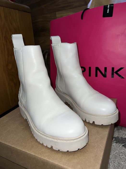 Бели боти Guess.