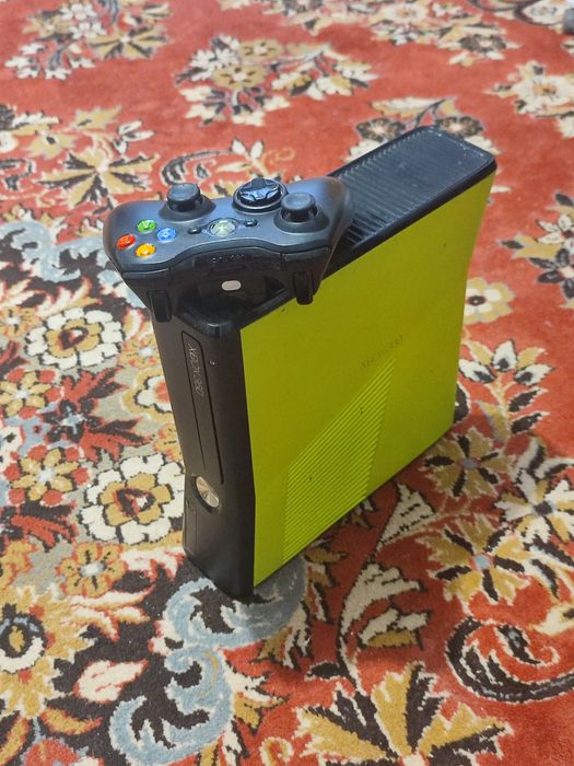 Vând Xbox 360 plus un joc