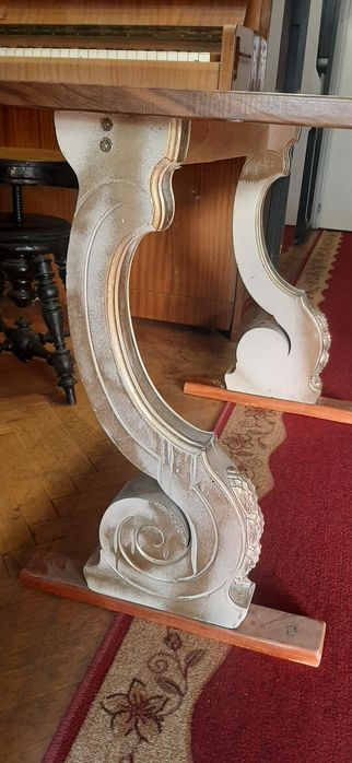 Маса орех с старинни крака