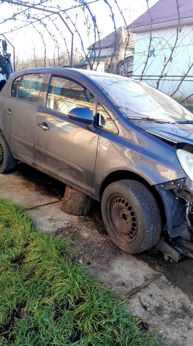Vând două mașini opel corsa b și d