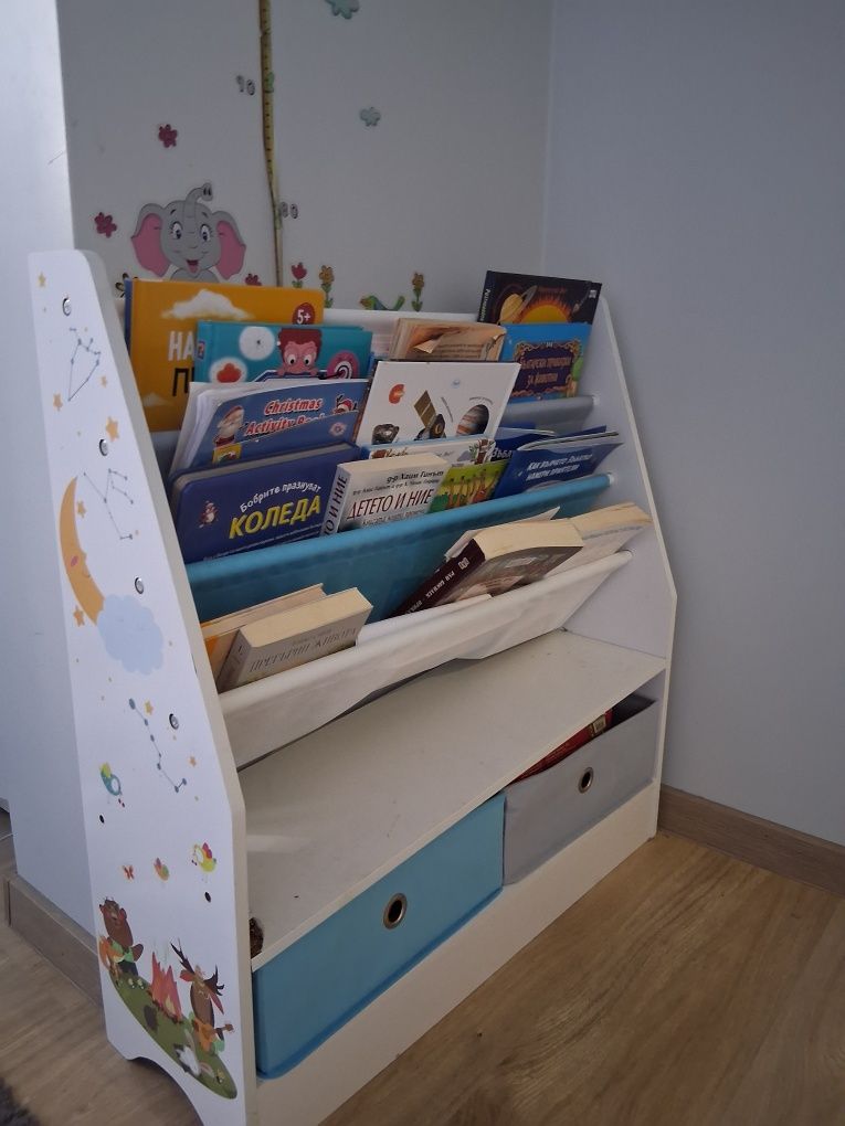Детска етажерка за книги