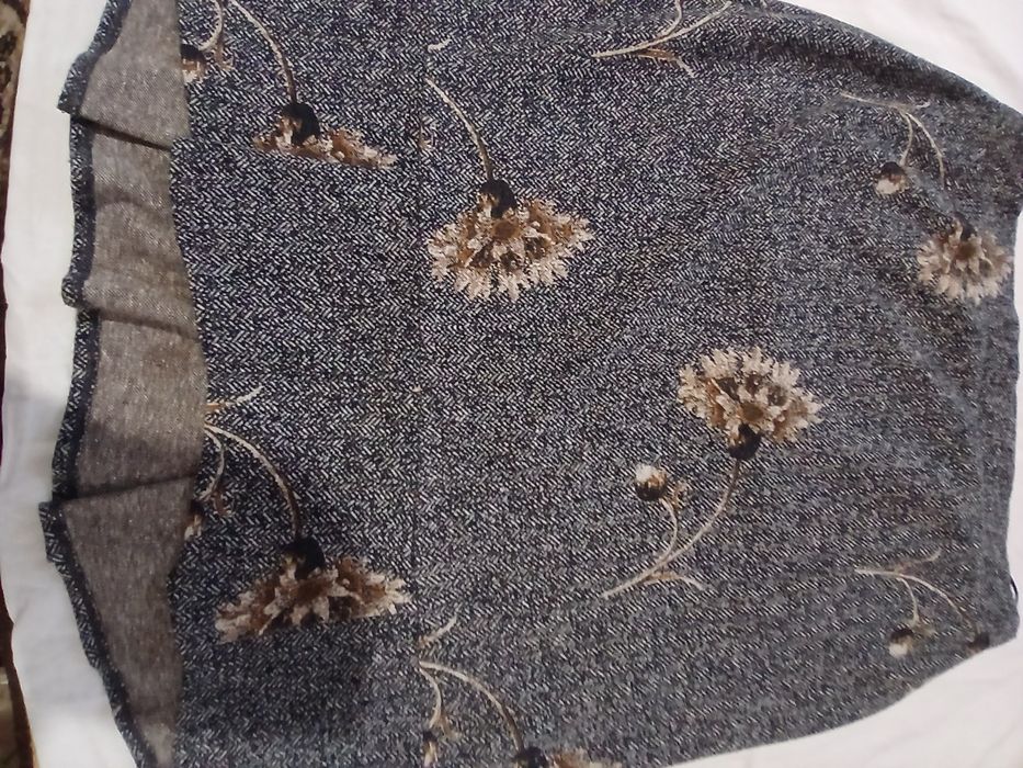 Două fuste din stofă pentru sezonul rece,40 de roni bucata.