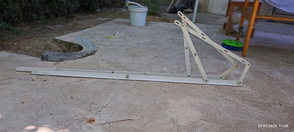 Мебель и запчасти.