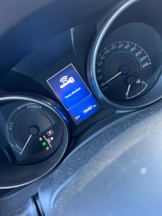 Vând toyota auris hibrid avariat 12.2016