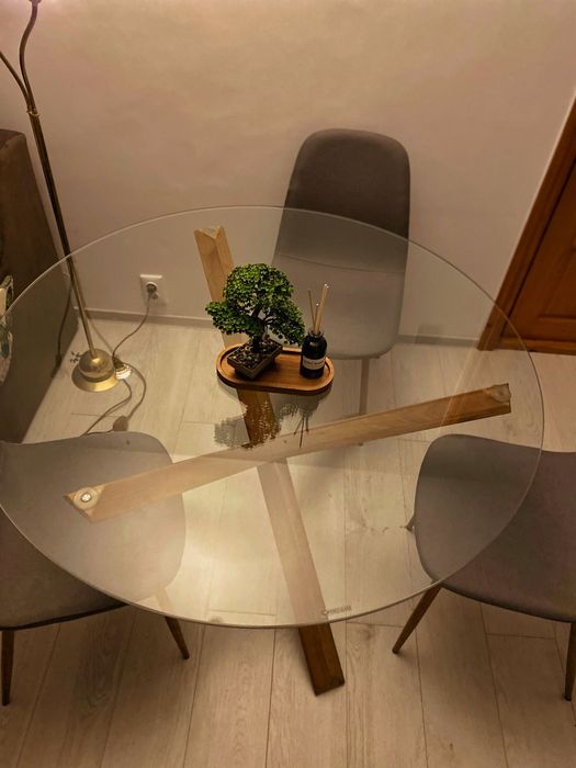 Masă sticlă cu picioare din lemn de stejar.