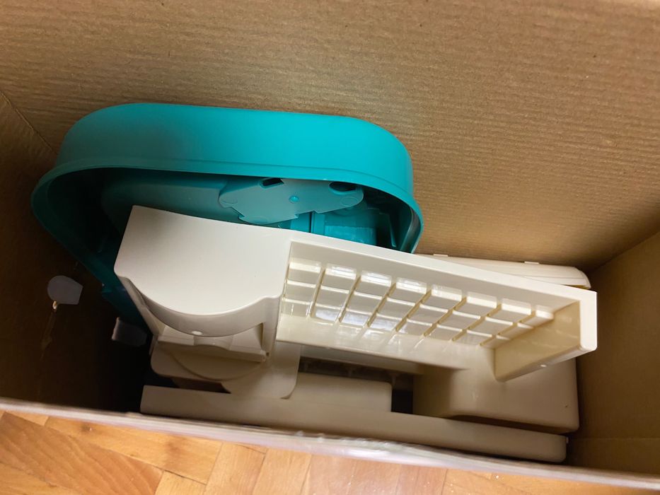 Кухня със светещи котлони, пара и мивка с течаща вода