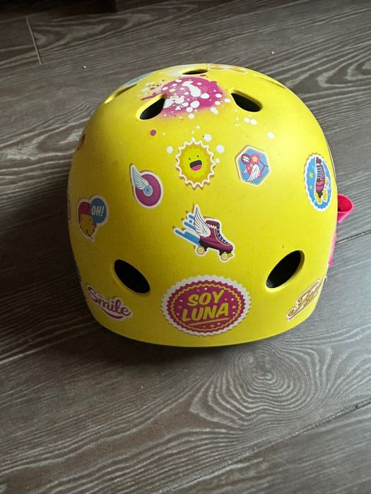 Продавам нова детска каска размер 54-58 на Disney, регулируема, жълта