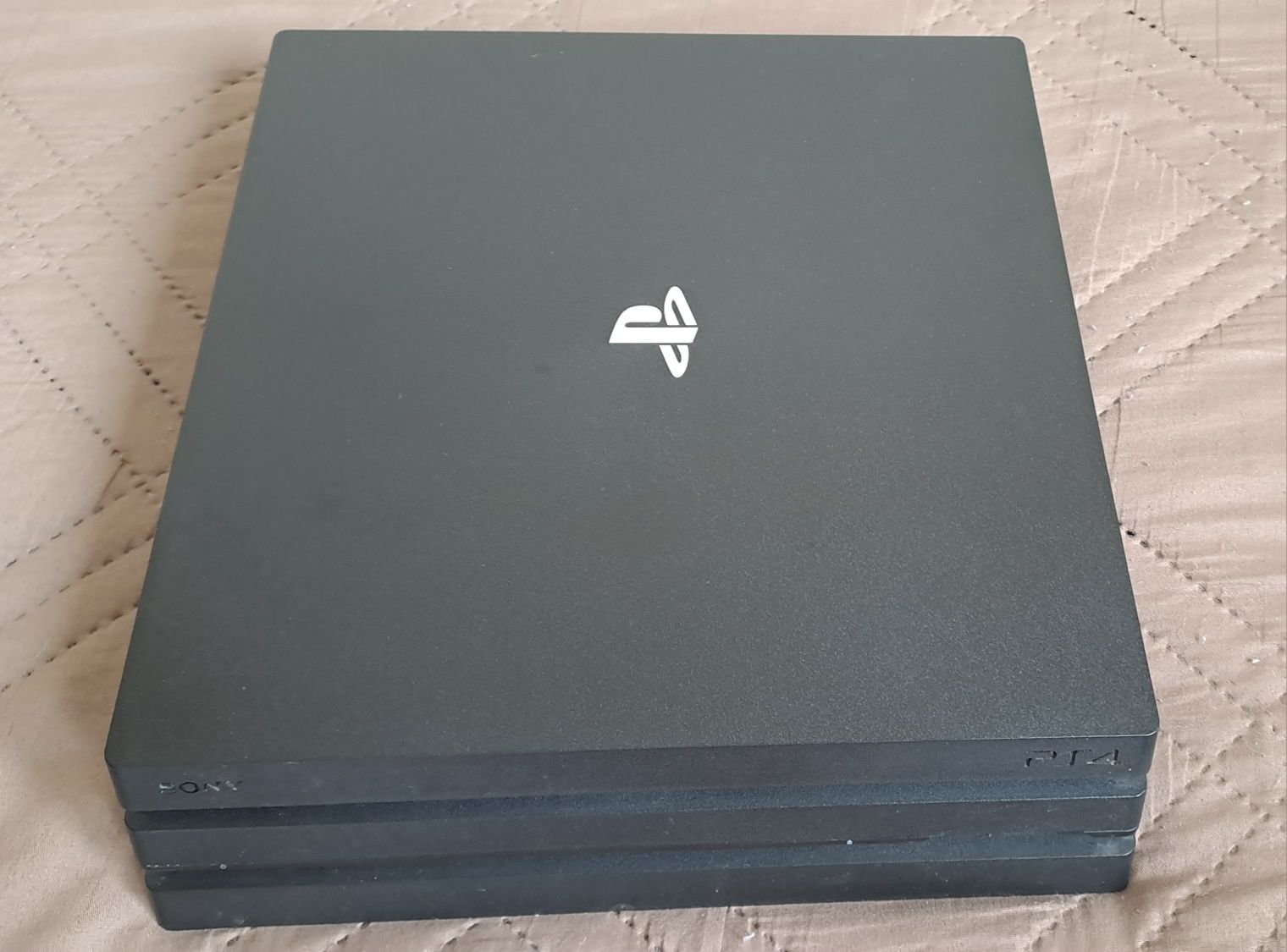 Продавам Ps4 Pro 1Tb.