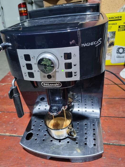 Aparat de cafea Delonghi magnifica S