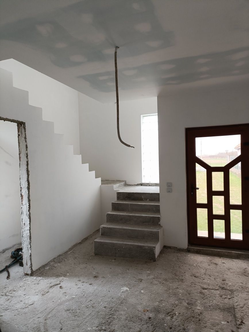 Casa, vila cu 8 camere garaj dublu, beci, terasa 30 mp, tren 28 ari