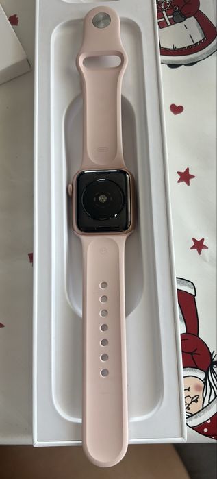 Apple Iwach SE 40mm gold aluminum Case Pink Sand Sport Band.
