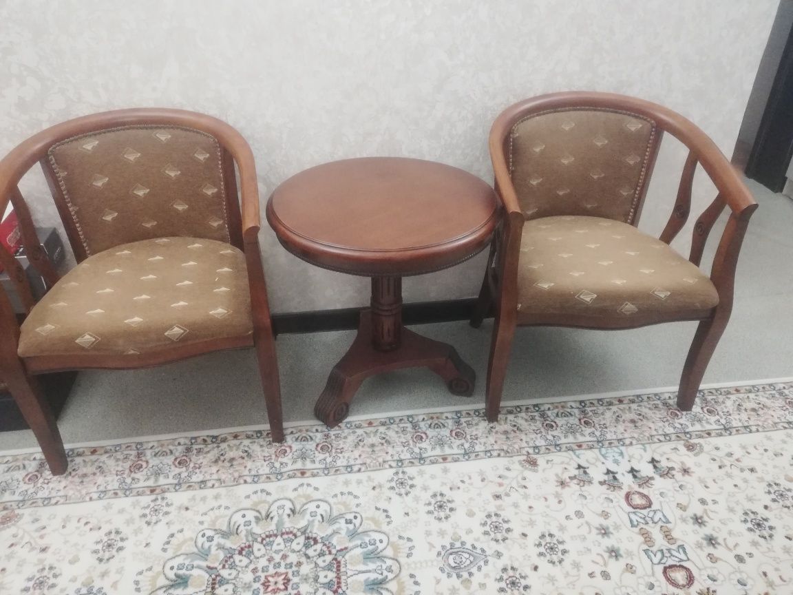 Журнальный столик и 2 кресла. Роскошные стильные, в отличном состоянии
