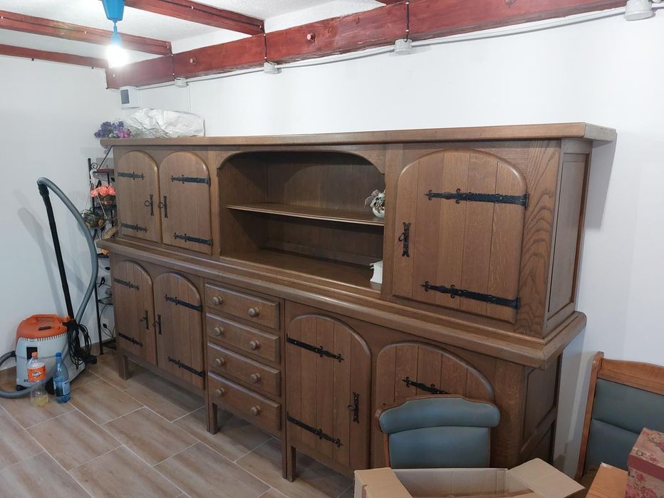 Mobilă din lemn masiv