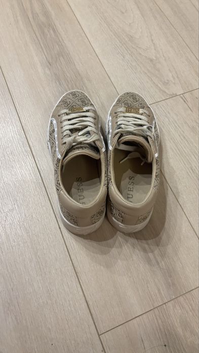 Маратонки Guess.