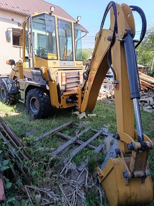 Buldoexcavator WOLF an 2020 cu doar 100 ore