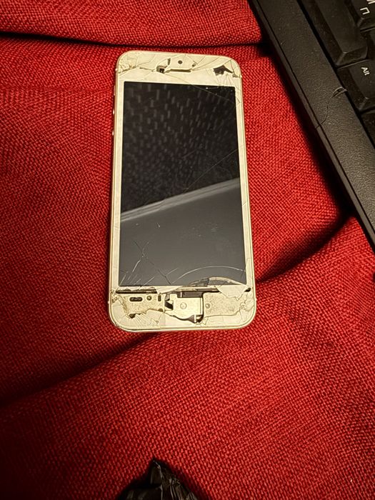 Айфон SE за части може и да се направи защото се включва