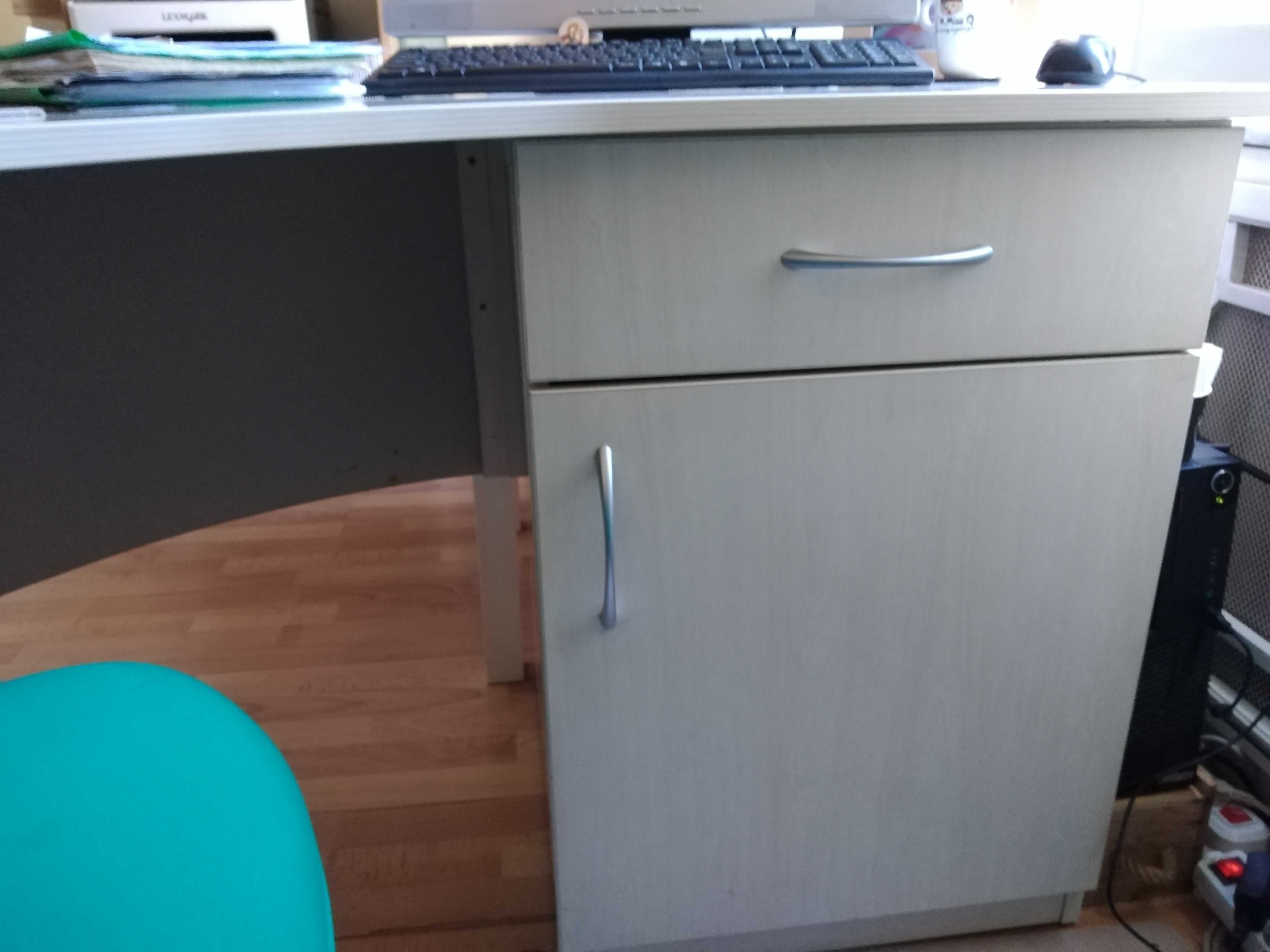 Елегантно бюро, заоблено с шкаф.