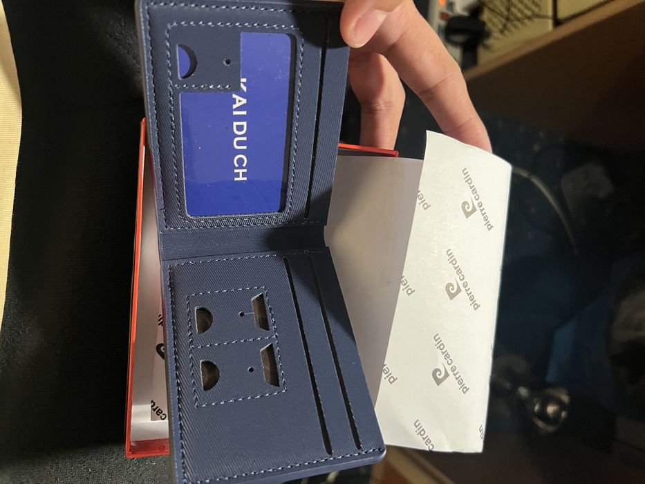 Portofel piele de marime medi model deosebit,nou nout nepurtat