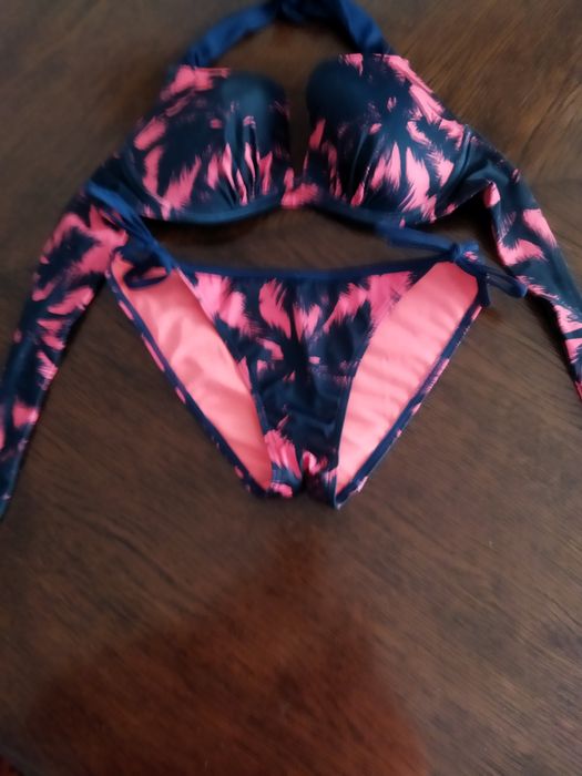 Costum de baie dama . Pret 25 lei .