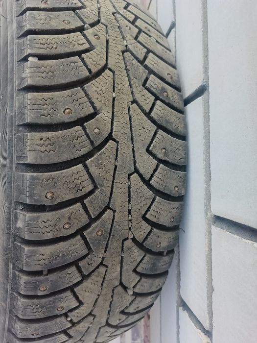 Продам зимнюю резину 215/65/R16 за 25000. Сезон