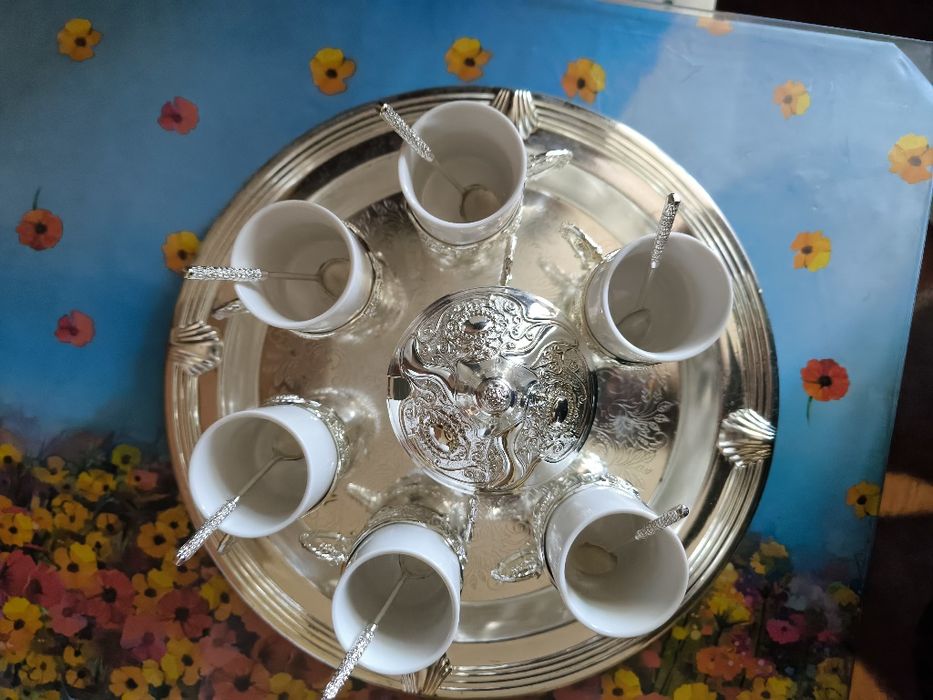 Set 6 Cani Din Portelan Cu Tava, Lingurite Si Zaharnita Argintata