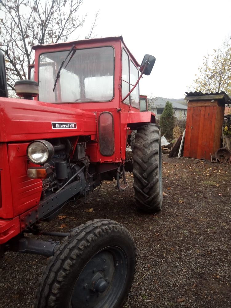 Tractor Universal 650