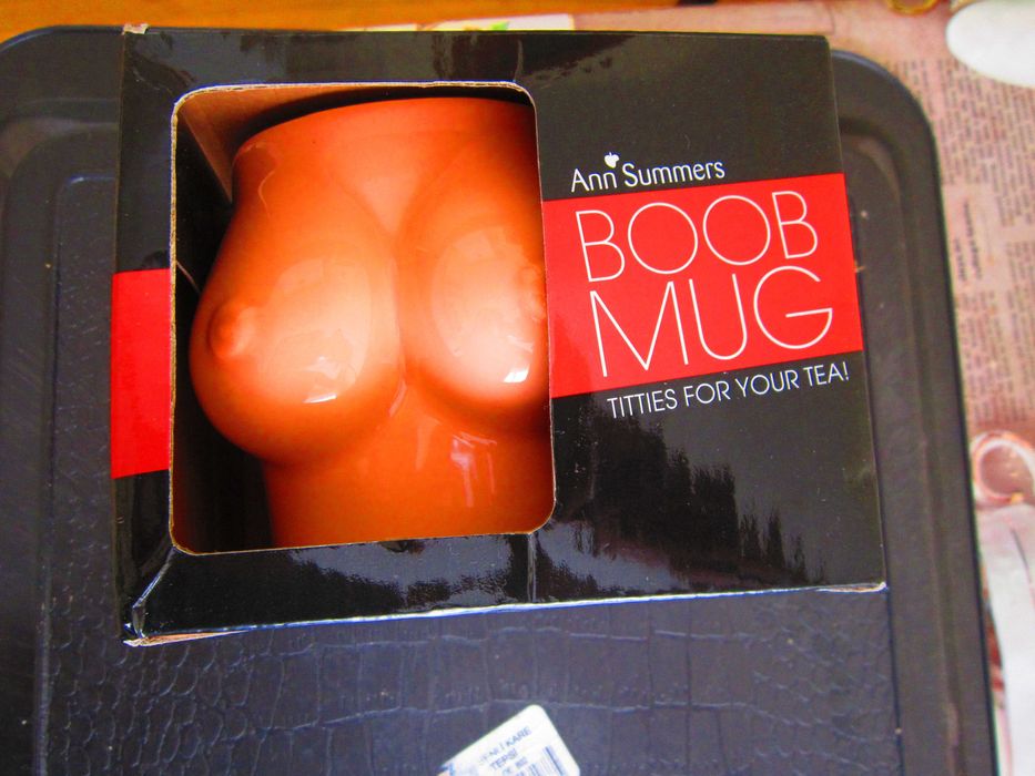 Чаша за Чай и Кафе във форма на Женски Гърди  Англия