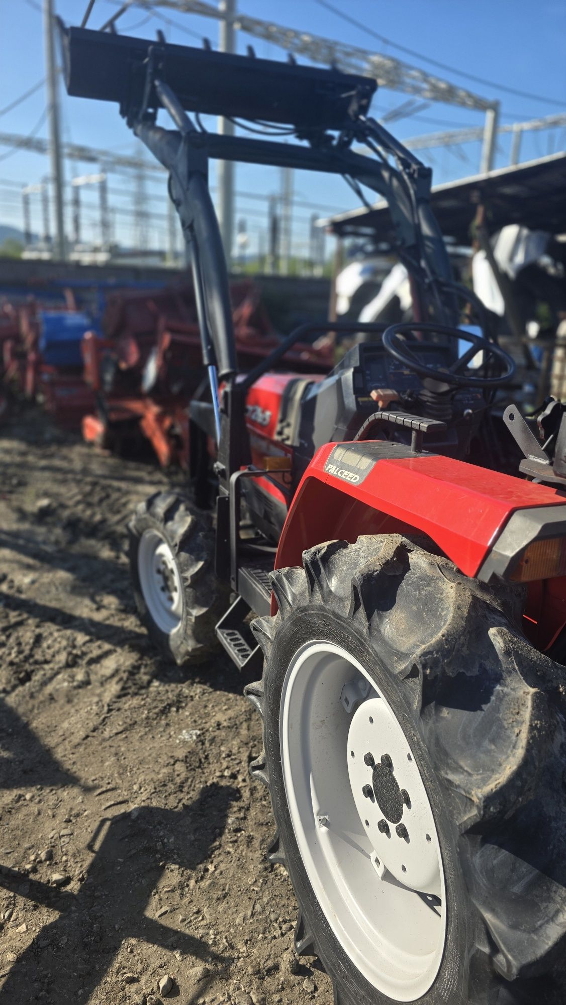 Tractor japonez cu incarcator frontal cupa și freza