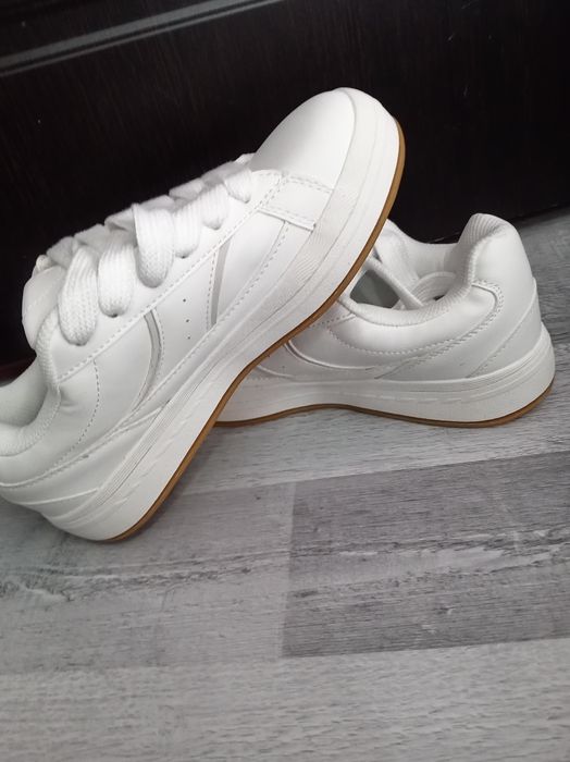 Adidași albi, mărime 36,marca Bershka
