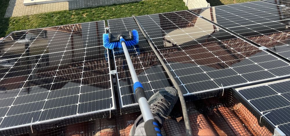 Spalare panouri fotovoltaice